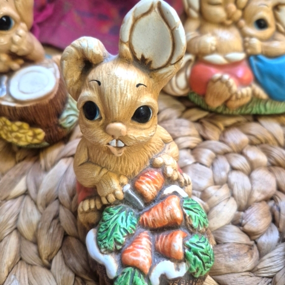 2 Woodlander And 3 Tinkerware Vintage Bunny Figurines - Picture 2 of 10